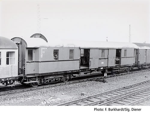 Baggage car Pw4ü-29<br /><a href='images/pictures/Roco/45663.jpg' target='_blank'>Full size image</a>